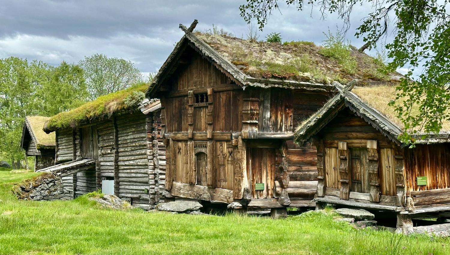 Gamle hus, fjos, loft og bur på Grimdalstunet