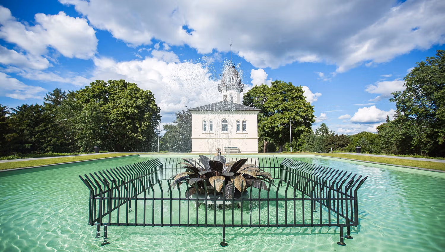 The pool with a fountain in the middle at the top of the park