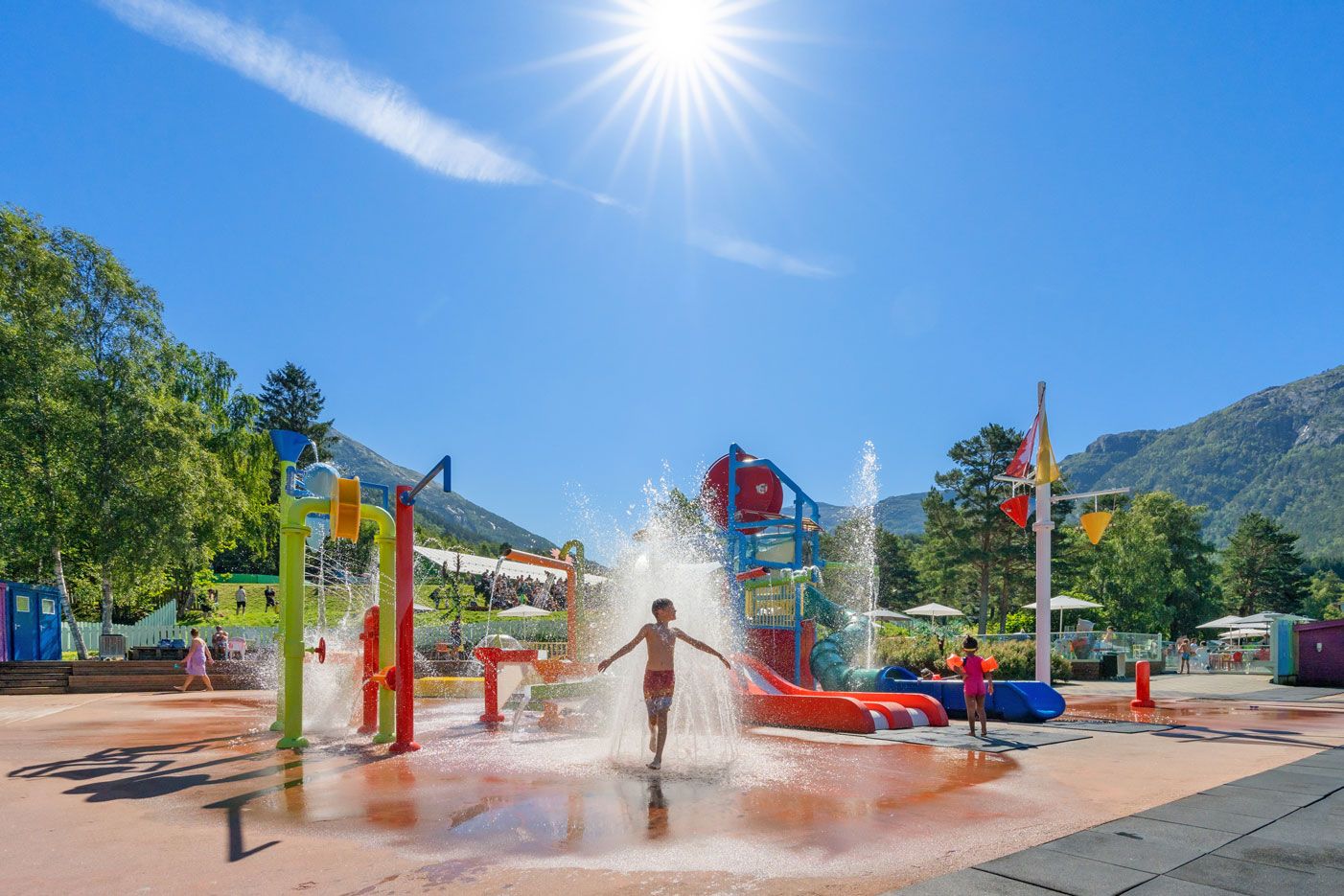 Born leikar i vassparken på ein solfylt dag i Mikkelparken