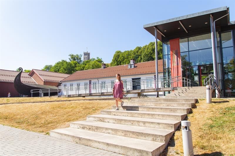 Et menneske utenfor Slottsfjellsmuseet
