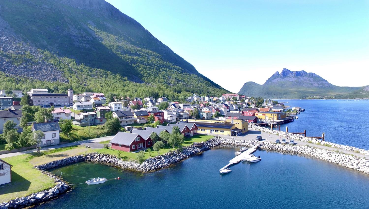 vakkert bilde av hotell ved kanten av havet