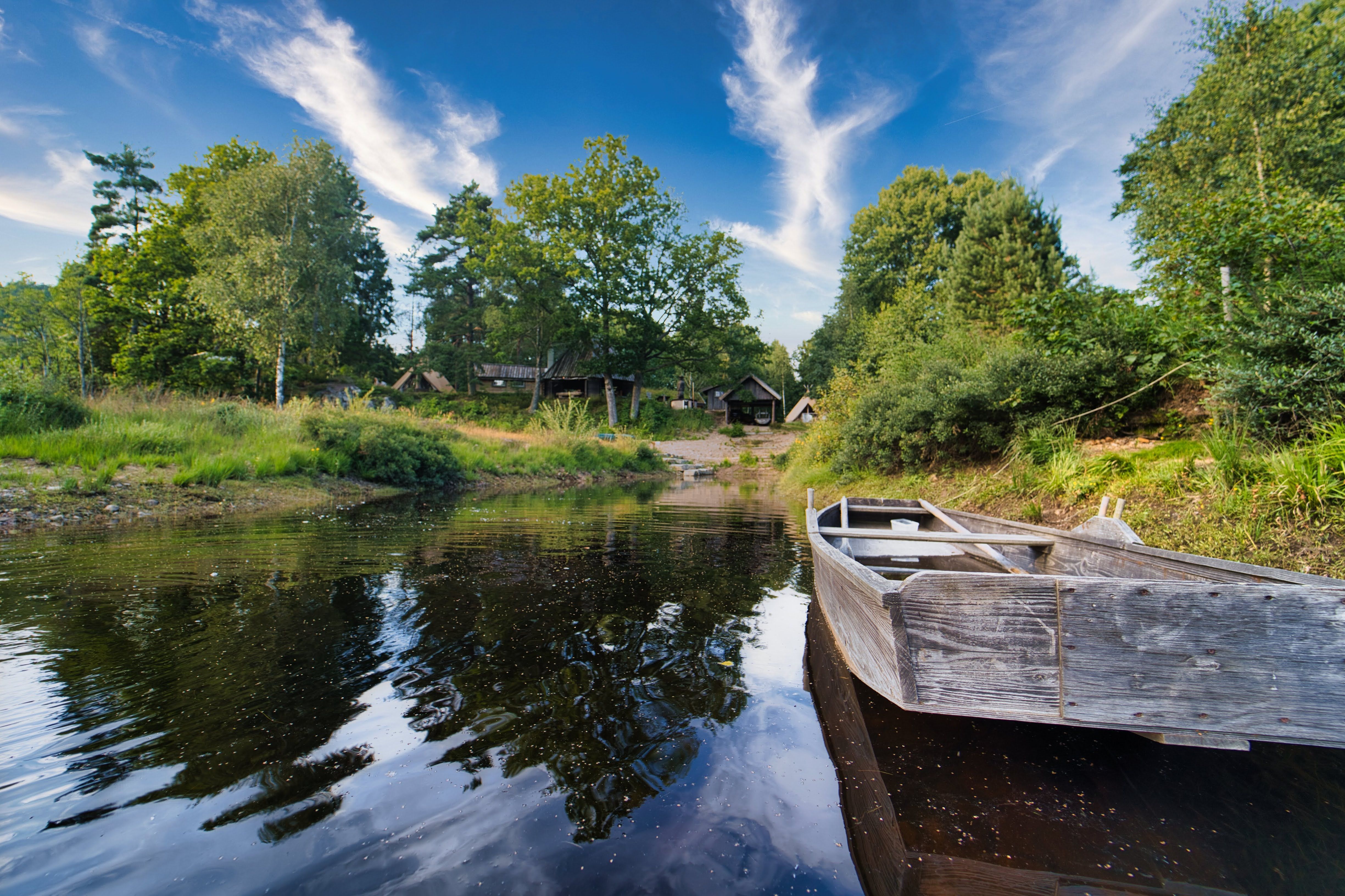 Båt på vannet med Camp Flakksvann i bakgrunnen
