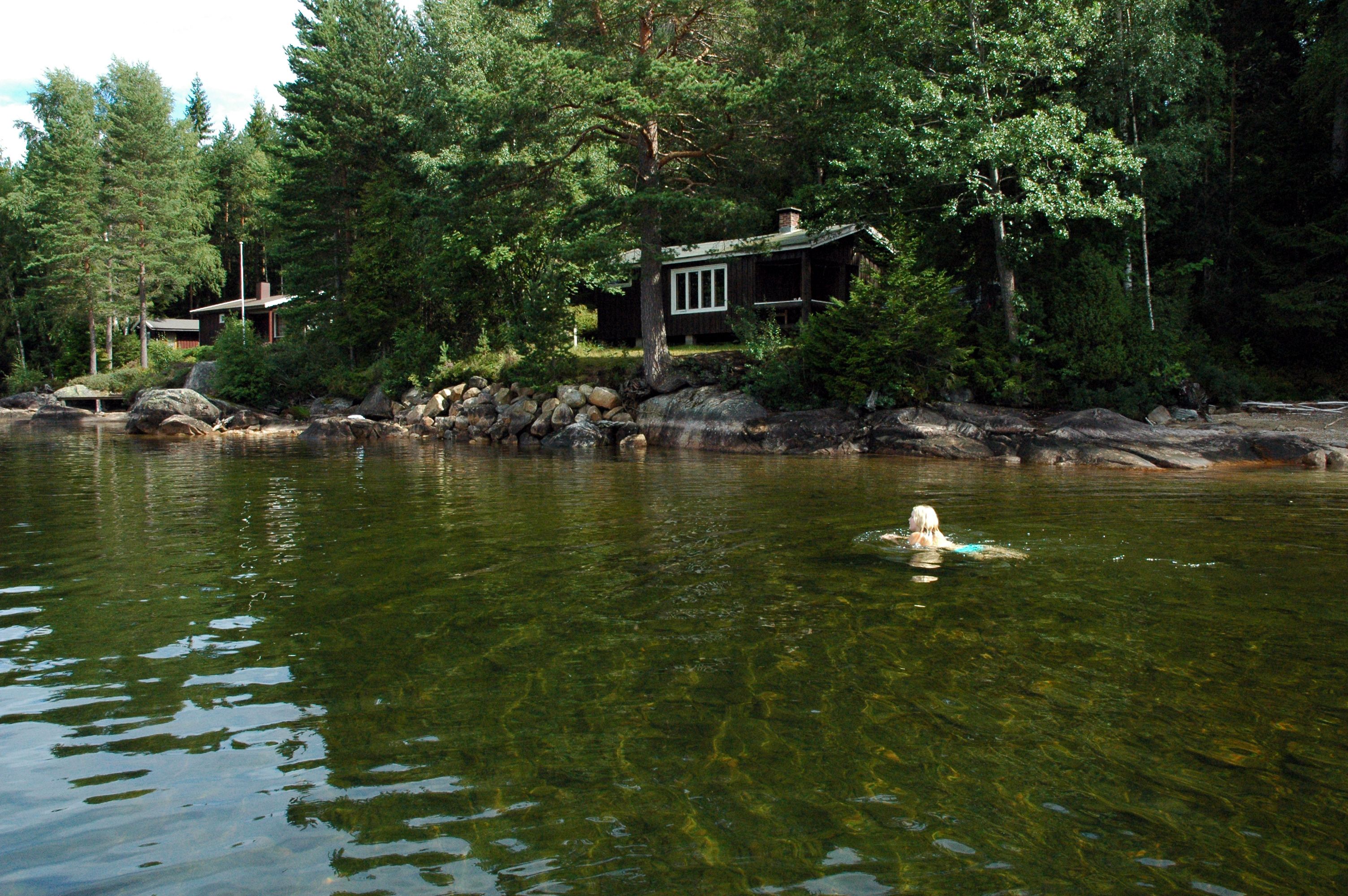 Longerakhyttene idyllisk ved Byglandsfjorden