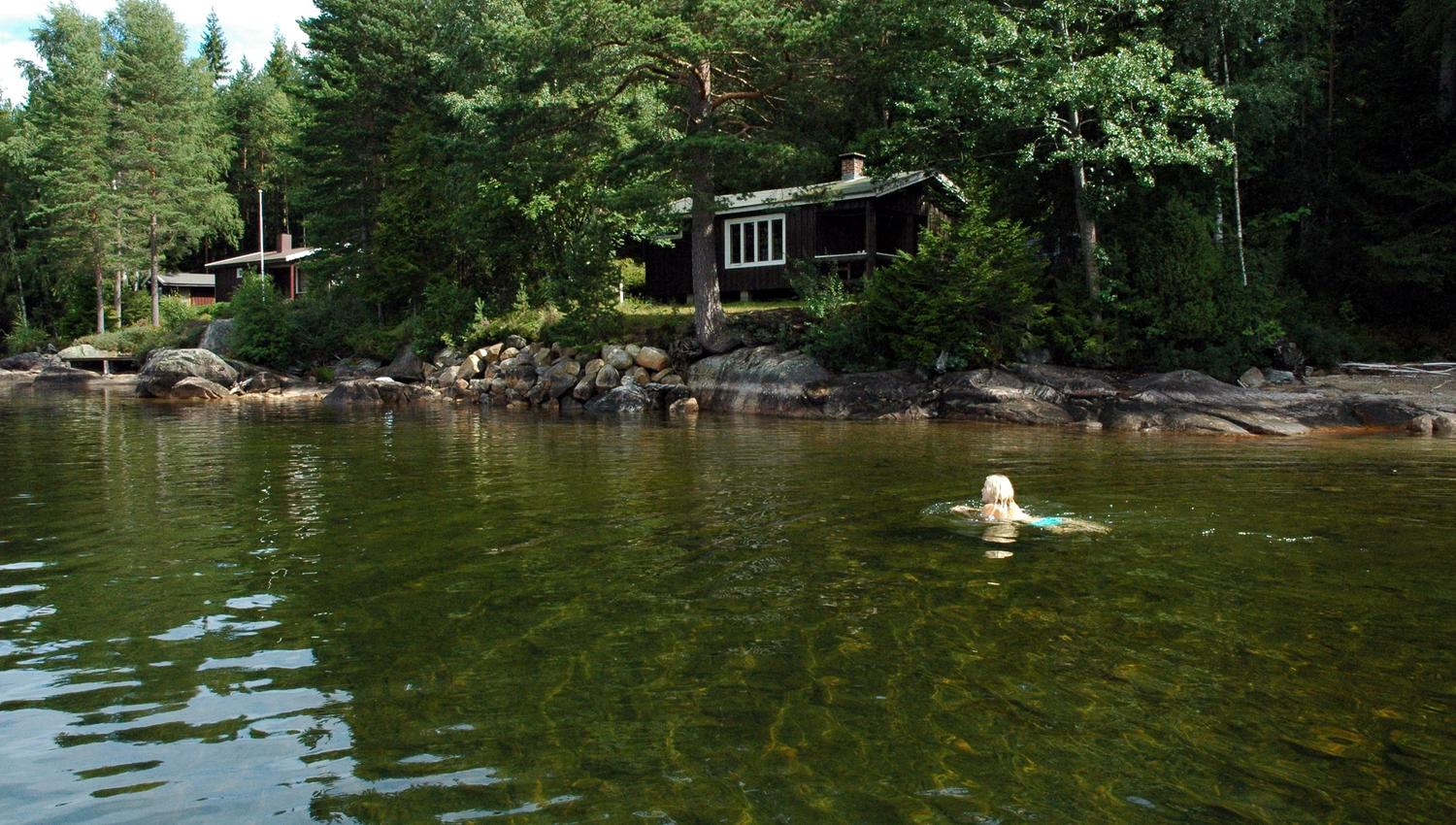 Longerakhyttene idyllisk ved Byglandsfjorden