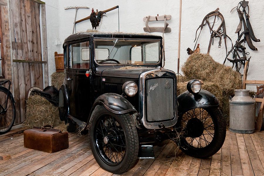Utsikt over en vintage bilutstilling på Z-Museum med en klassisk bil fra tidlig 1900-tall.