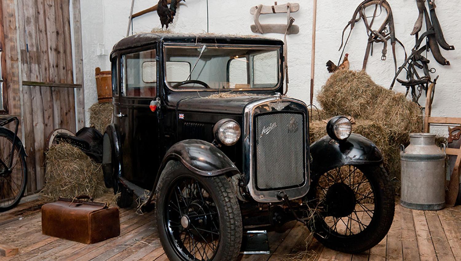 Utsikt over en vintage bilutstilling på Z-Museum med en klassisk bil fra tidlig 1900-tall.