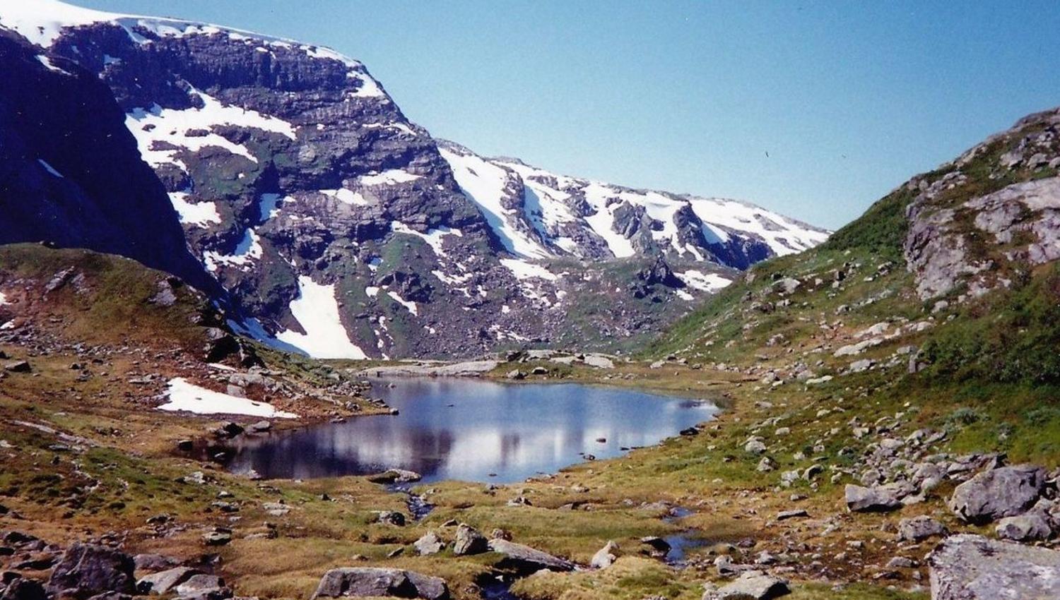 Svartavassleite med snø framleis i fjella