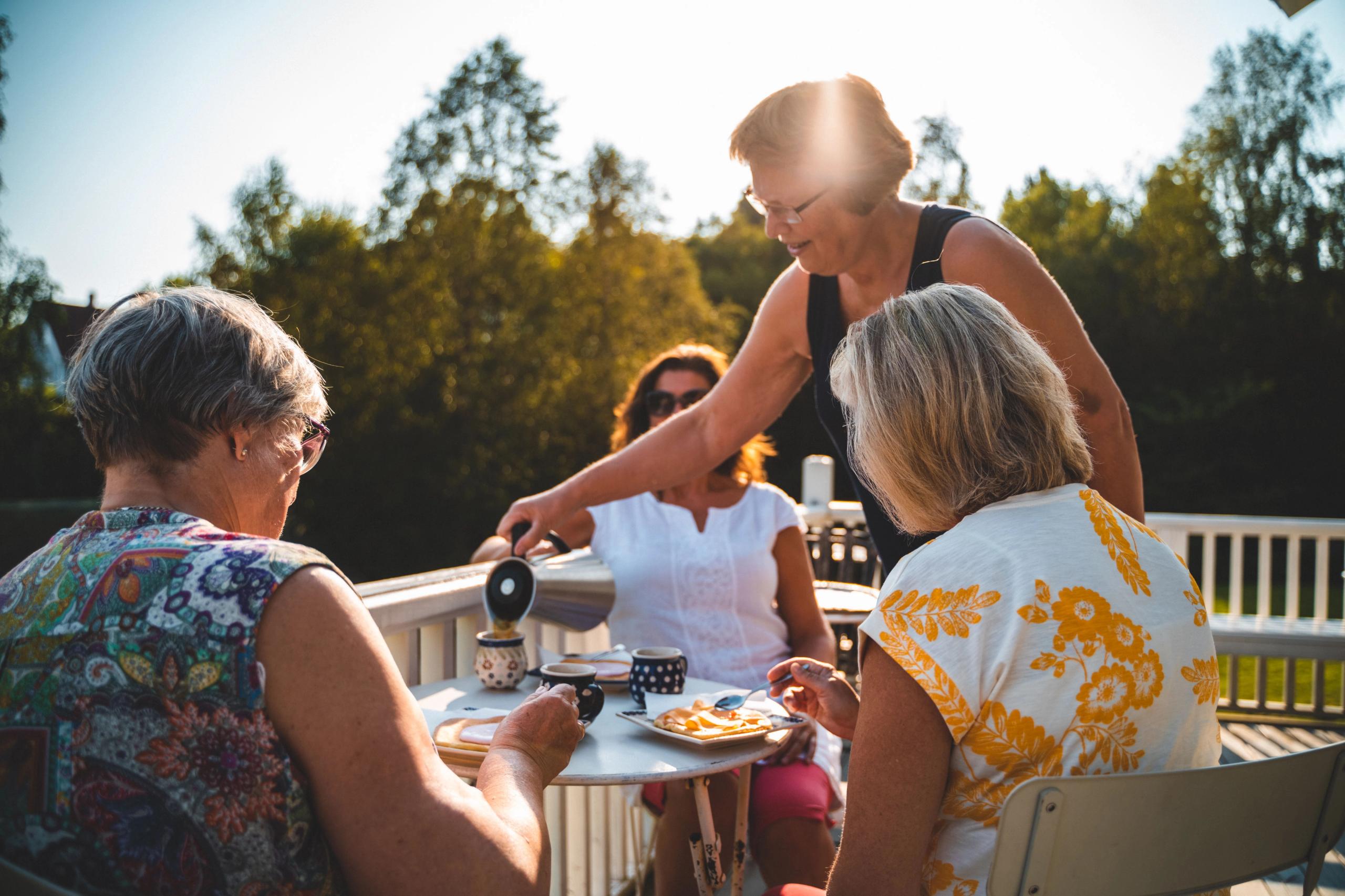 personer som sitter på terrassen