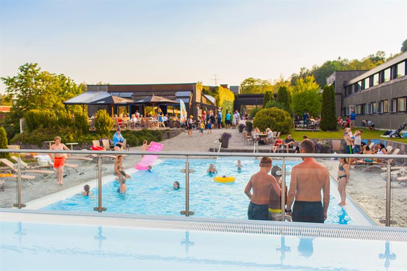 badebasseng på Bø Hotell med gjester