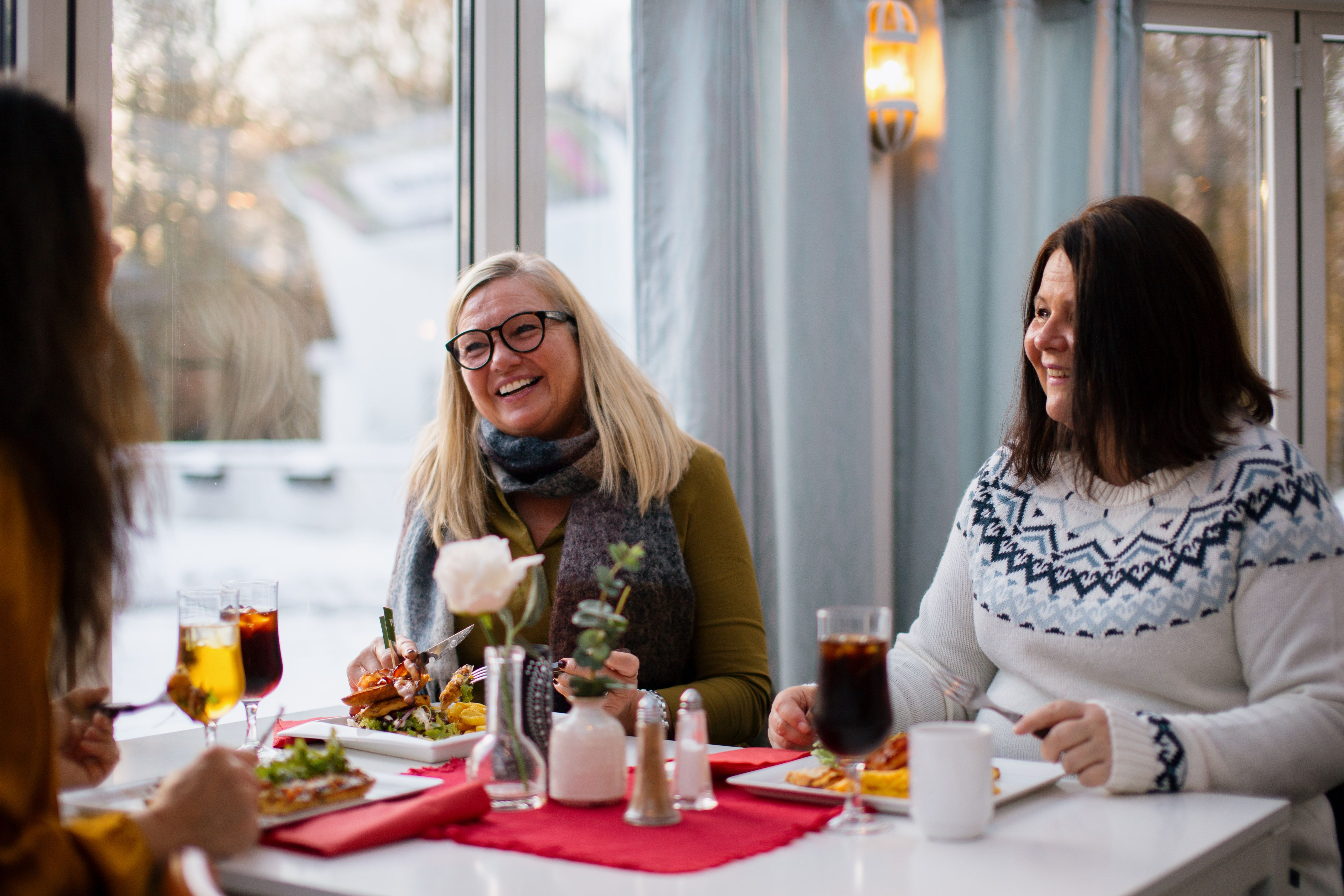Three ladies eat food at Bøkekroa