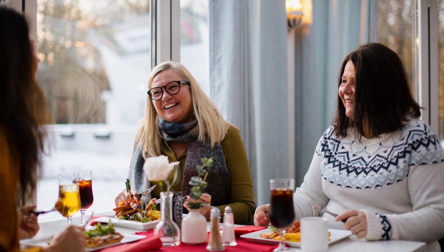 Three ladies eat food at Bøkekroa