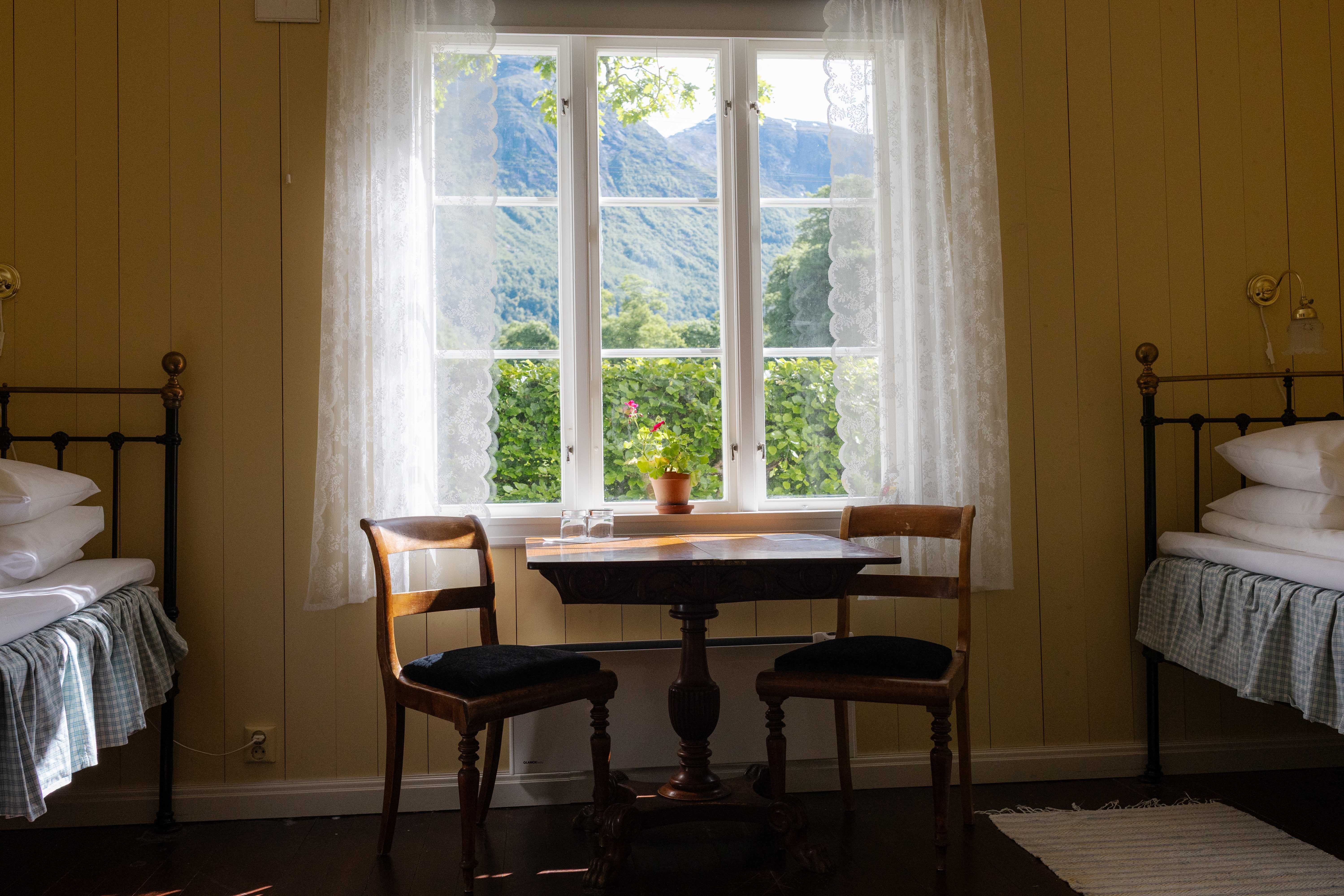 Sitteplass ved vindauge i Fruehuset – perfekt for ein kopp kaffi og utsikt mot Rosendalsalpane.