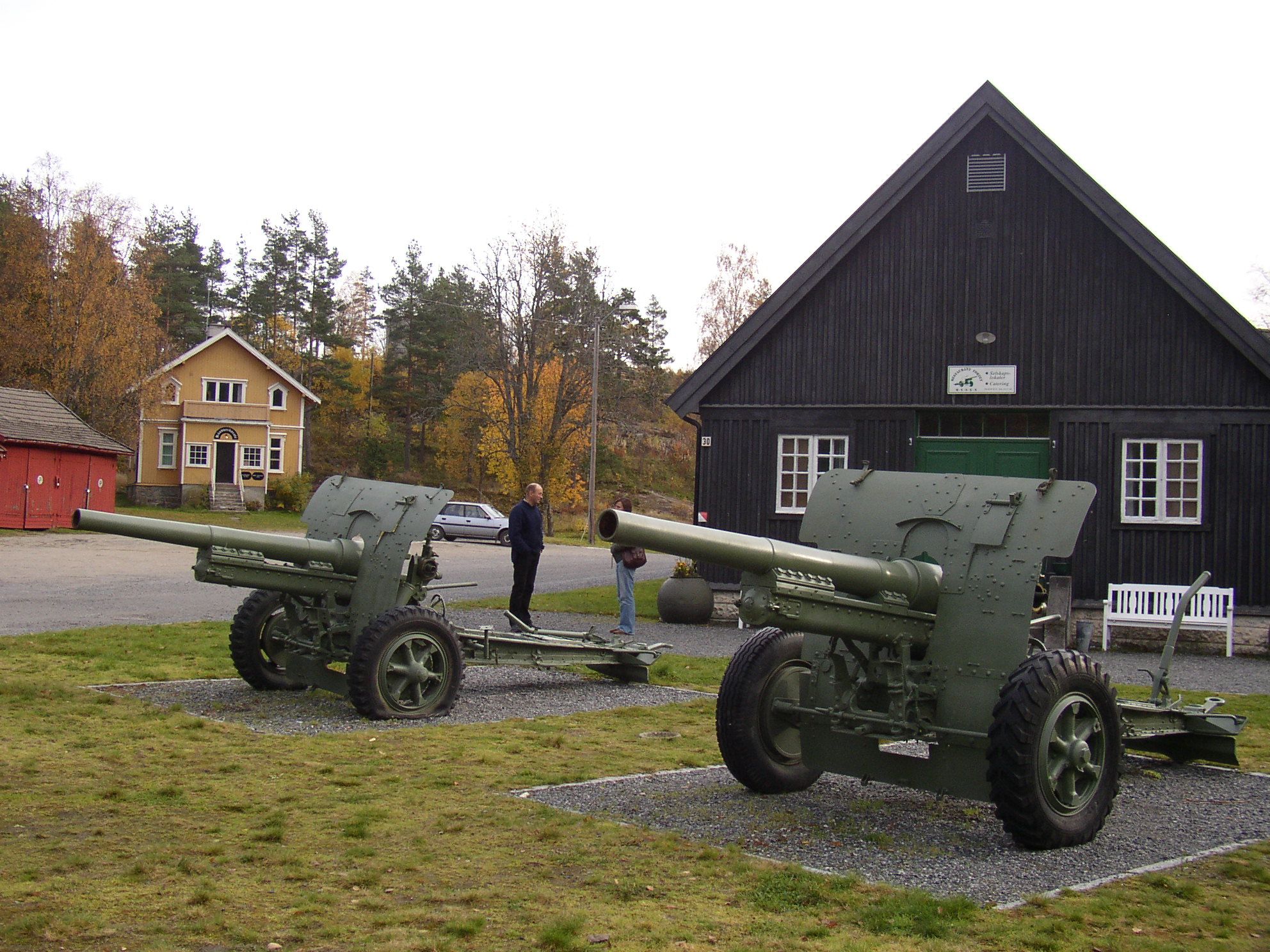 Artillerivåpen foran bygning