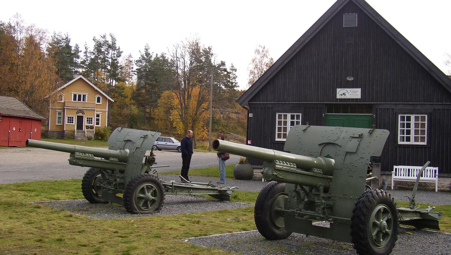 Artillerivåpen foran bygning