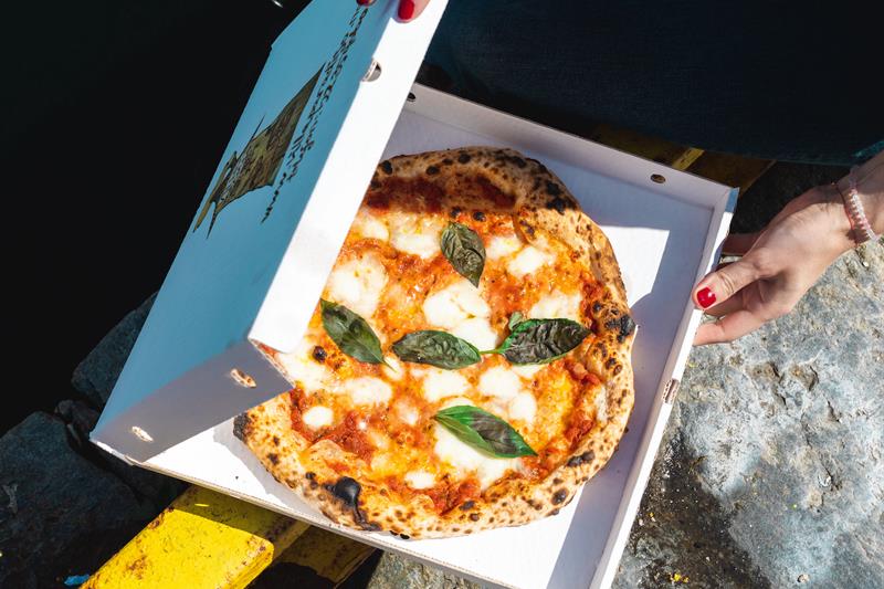 Takeaway pizza i en boks