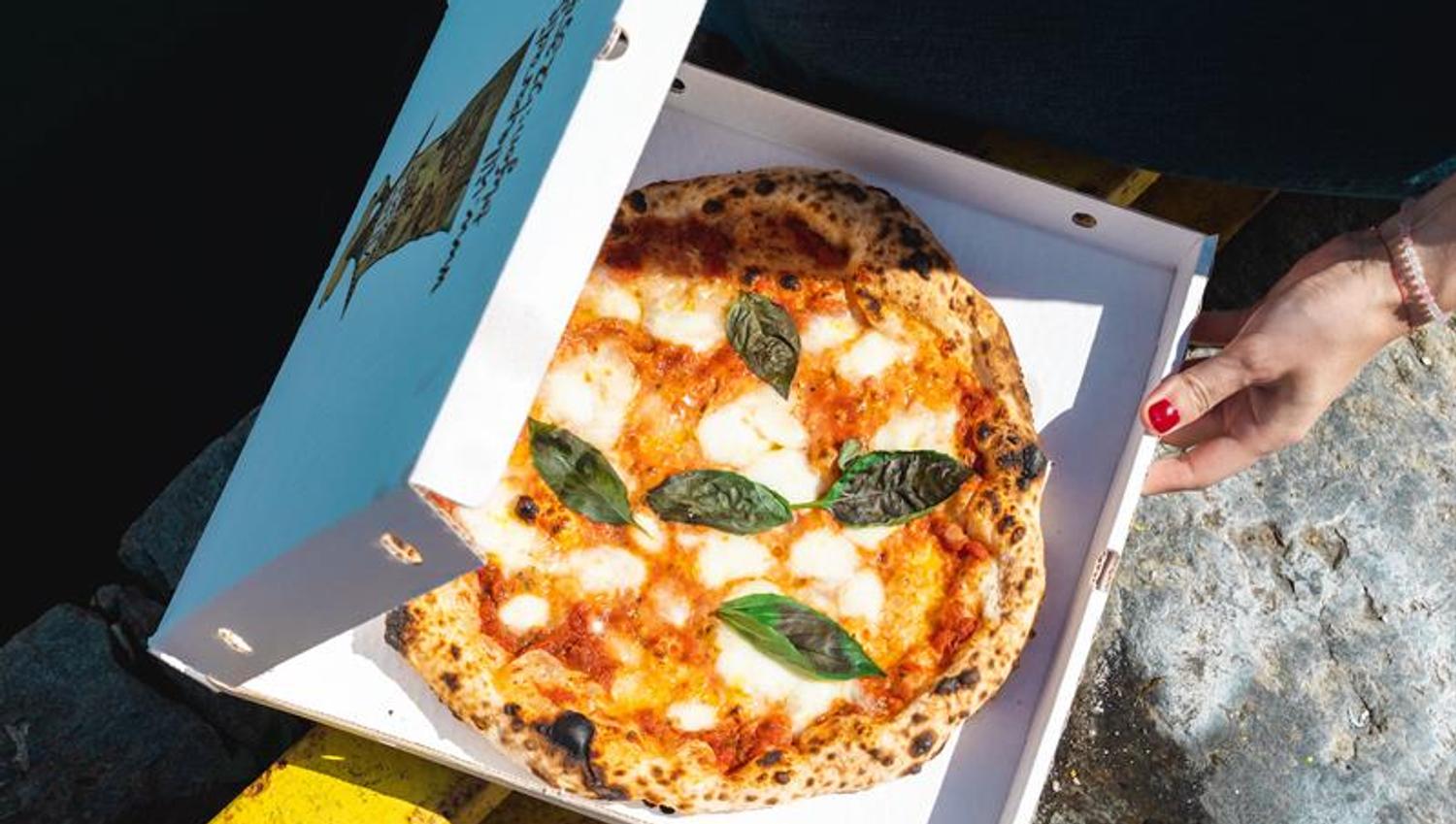 Takeaway pizza i en boks