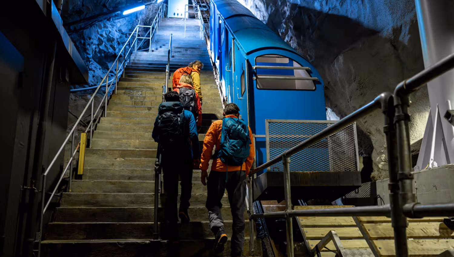 folk går opp trappa på Gaustabanen