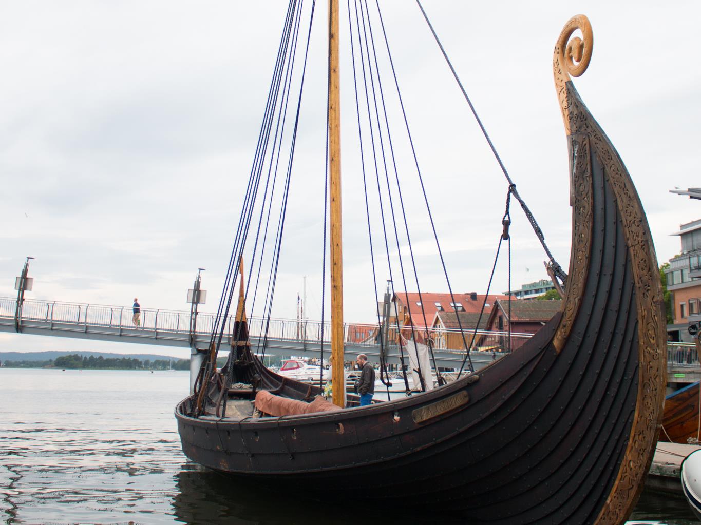 Vikingskipet Saga Oseberg på brygga i Tønsberg
