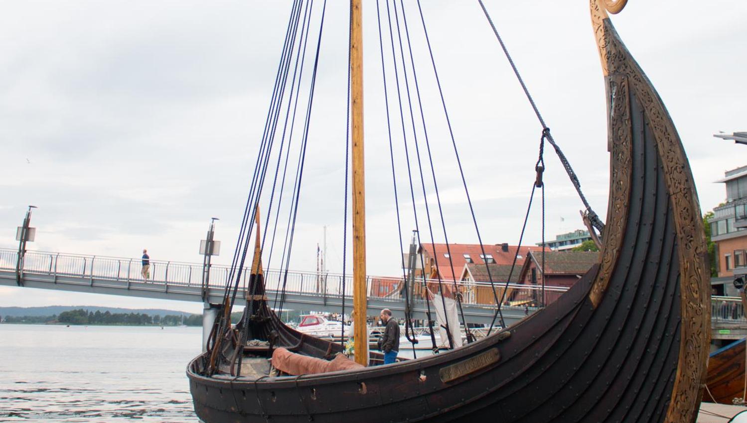 Vikingskipet Saga Oseberg på brygga i Tønsberg