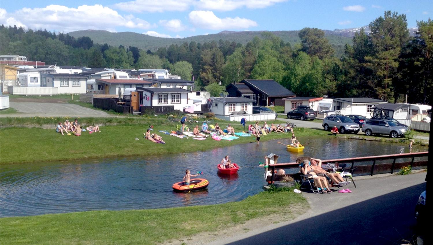 På Breesgård Turistsenter en sommerdag kan du bade i dammen.