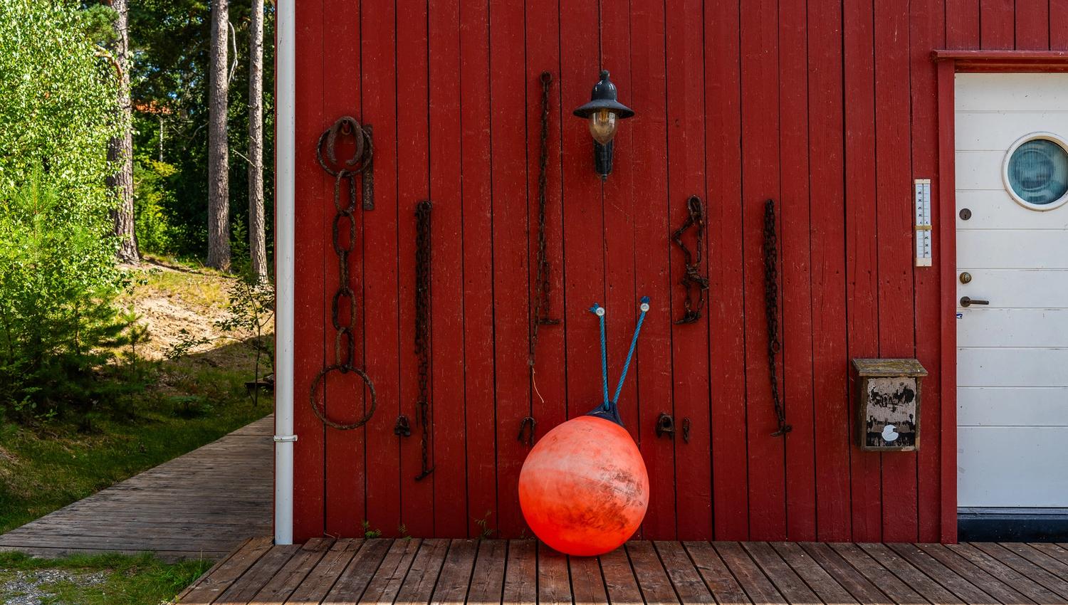 Båtutstyr på en yttervegg