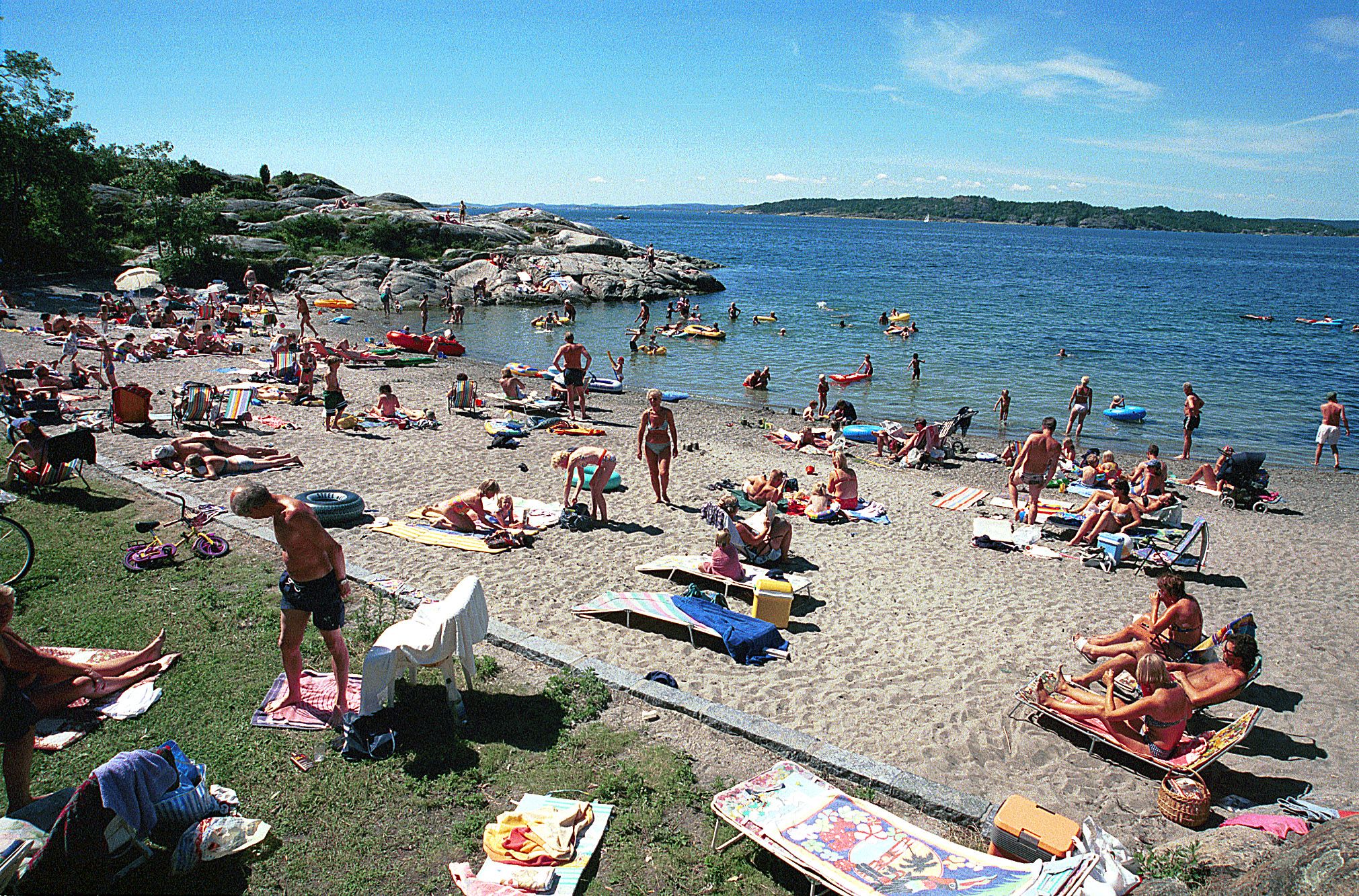 Mange mennesker på sandstrand