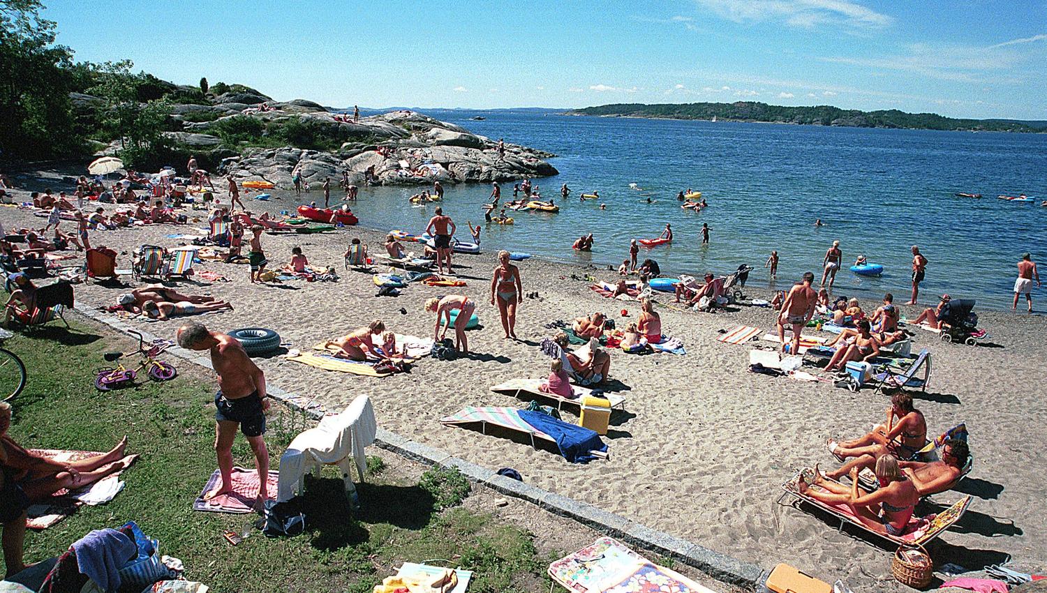 Mange mennesker på sandstrand