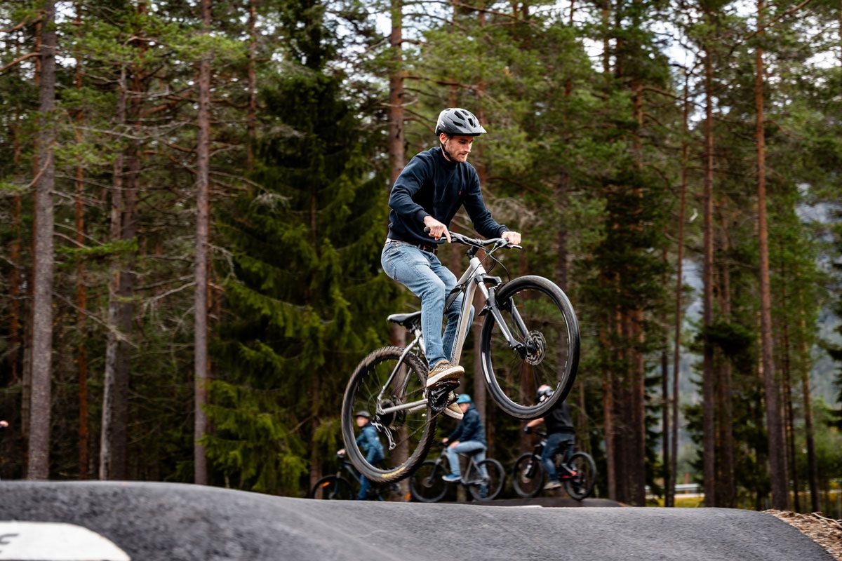 gutt på sykkelløype på Reinsparken