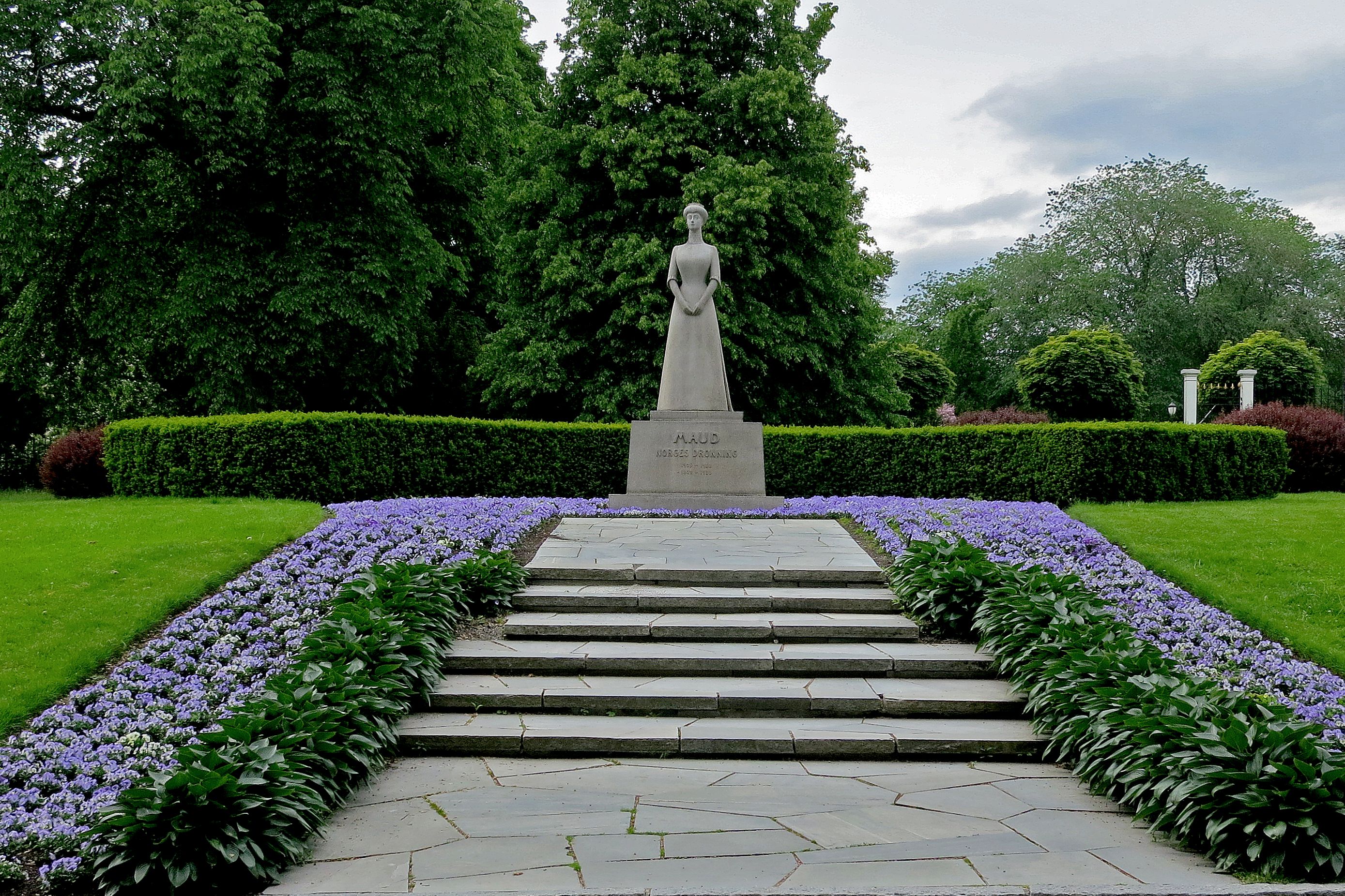 statue of queen maud 