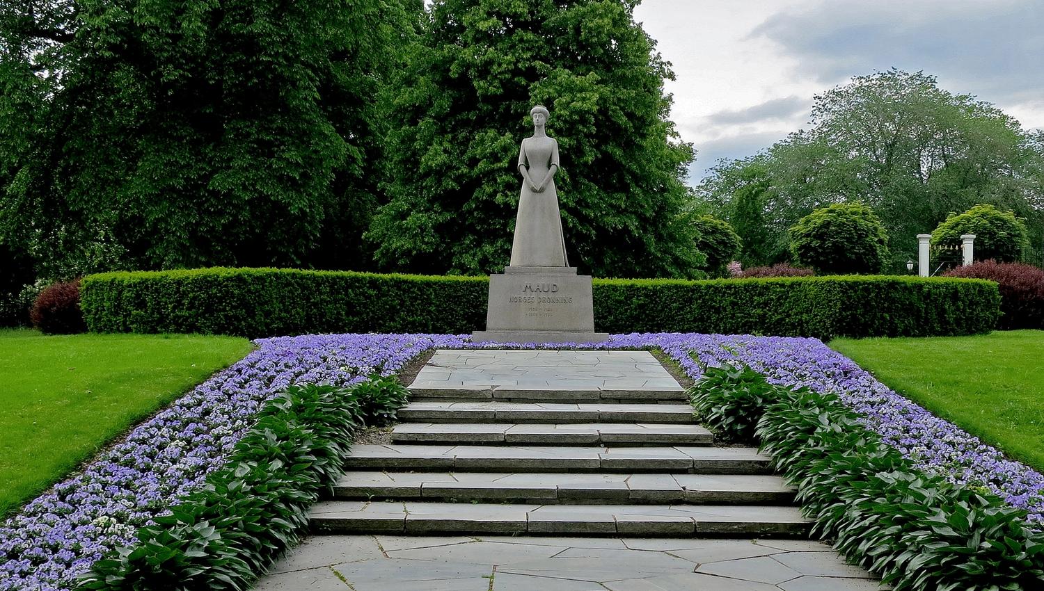 statue of queen maud