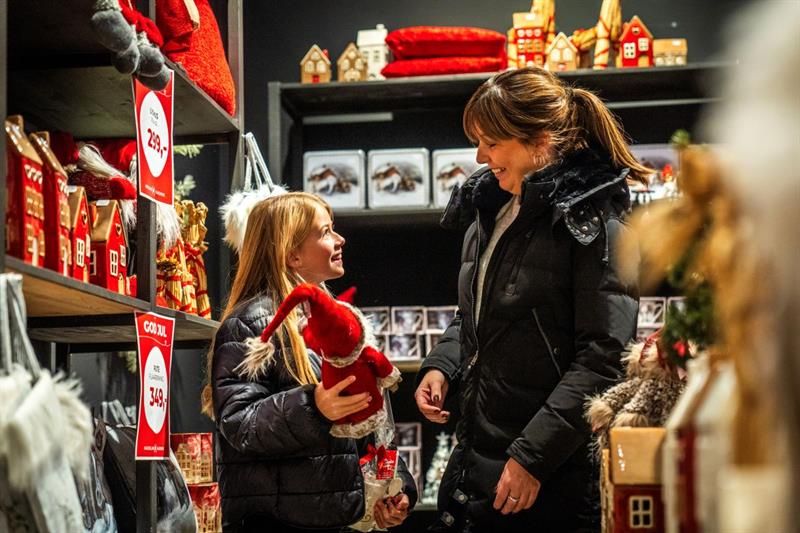 Dame og jente på julemarked