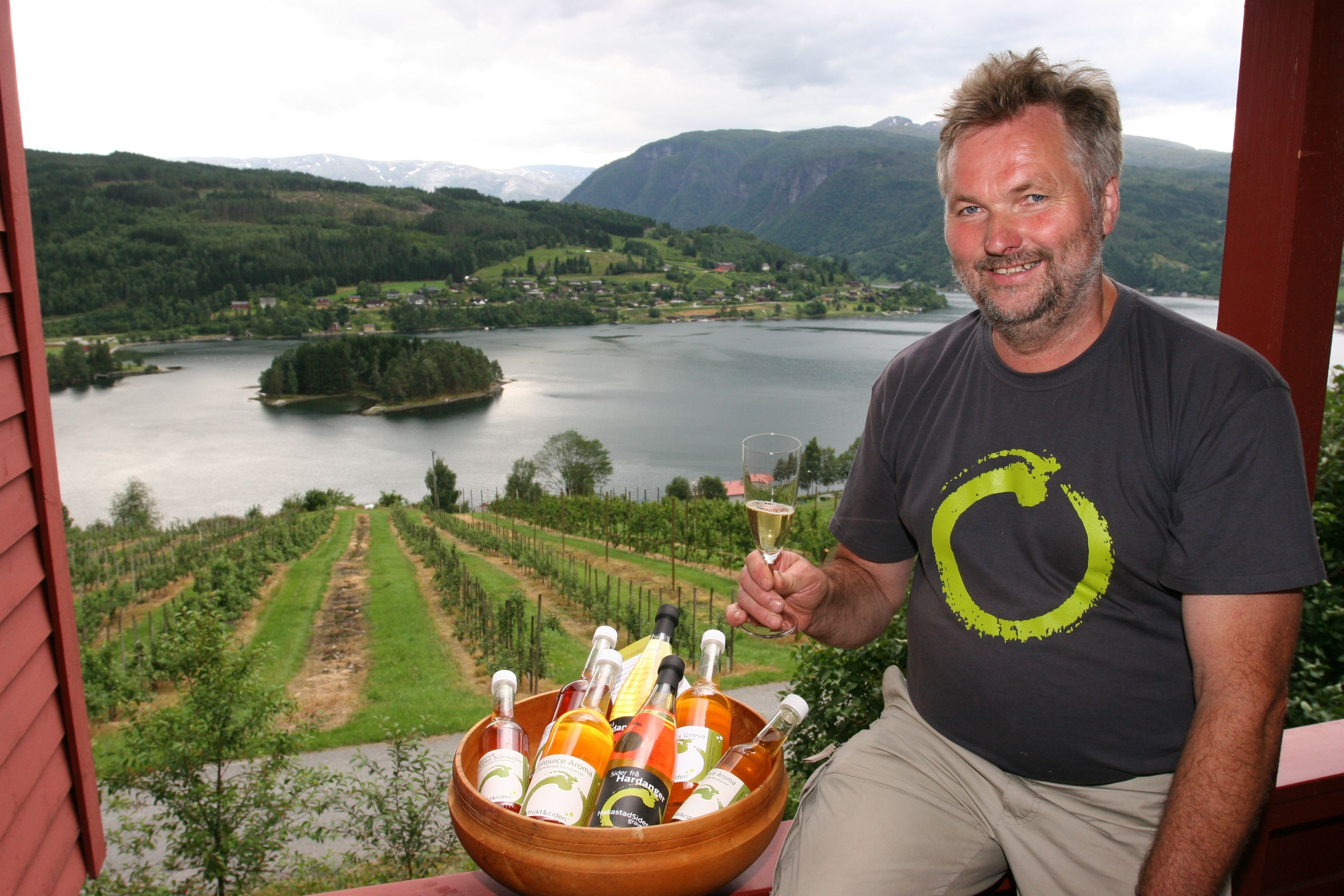 Hardanger-Cider aus Ulvik – handgefertigt mit Liebe und Tradition, serviert mit atemberaubendem Fjordblick.