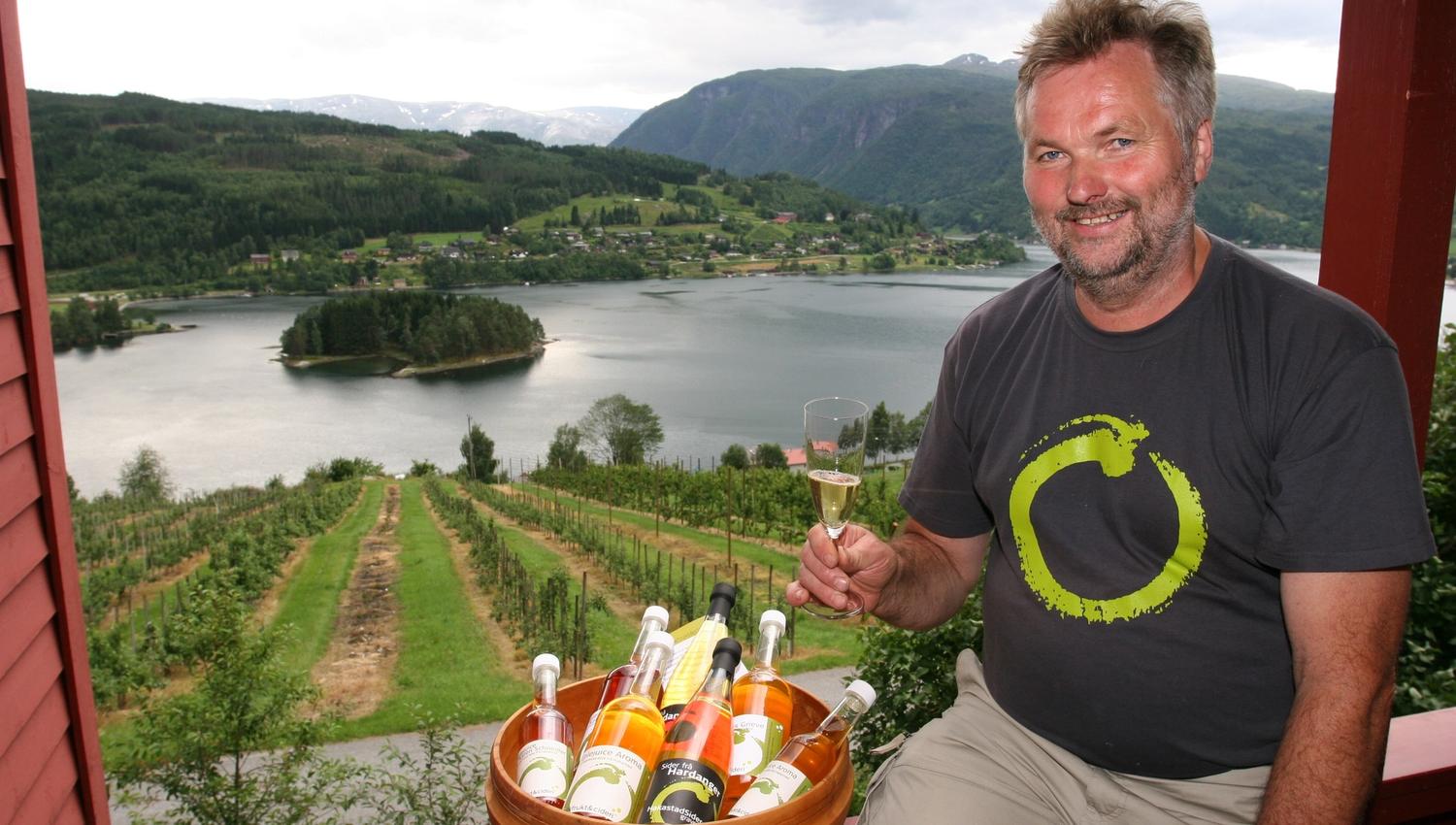 Hardanger-Cider aus Ulvik – handgefertigt mit Liebe und Tradition, serviert mit atemberaubendem Fjordblick.