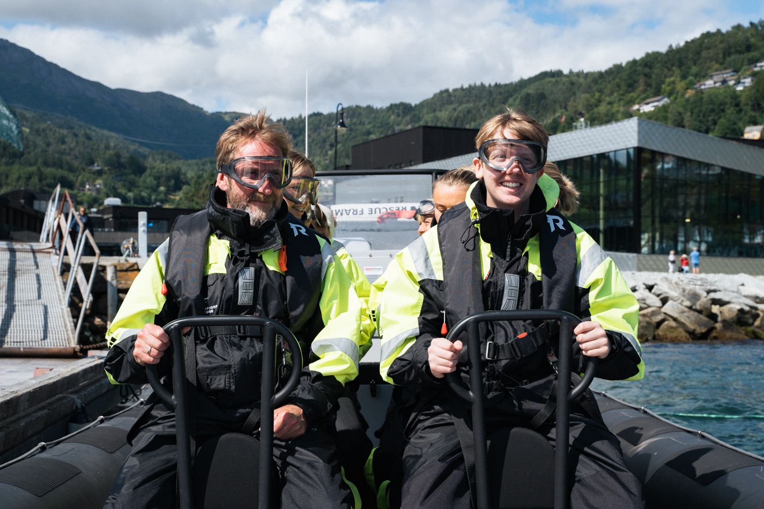 Touristen im RIB-Boot auf dem Weg zum Hardanger Aquakulturzentrum für eine Besichtigung der Lachsfarm.