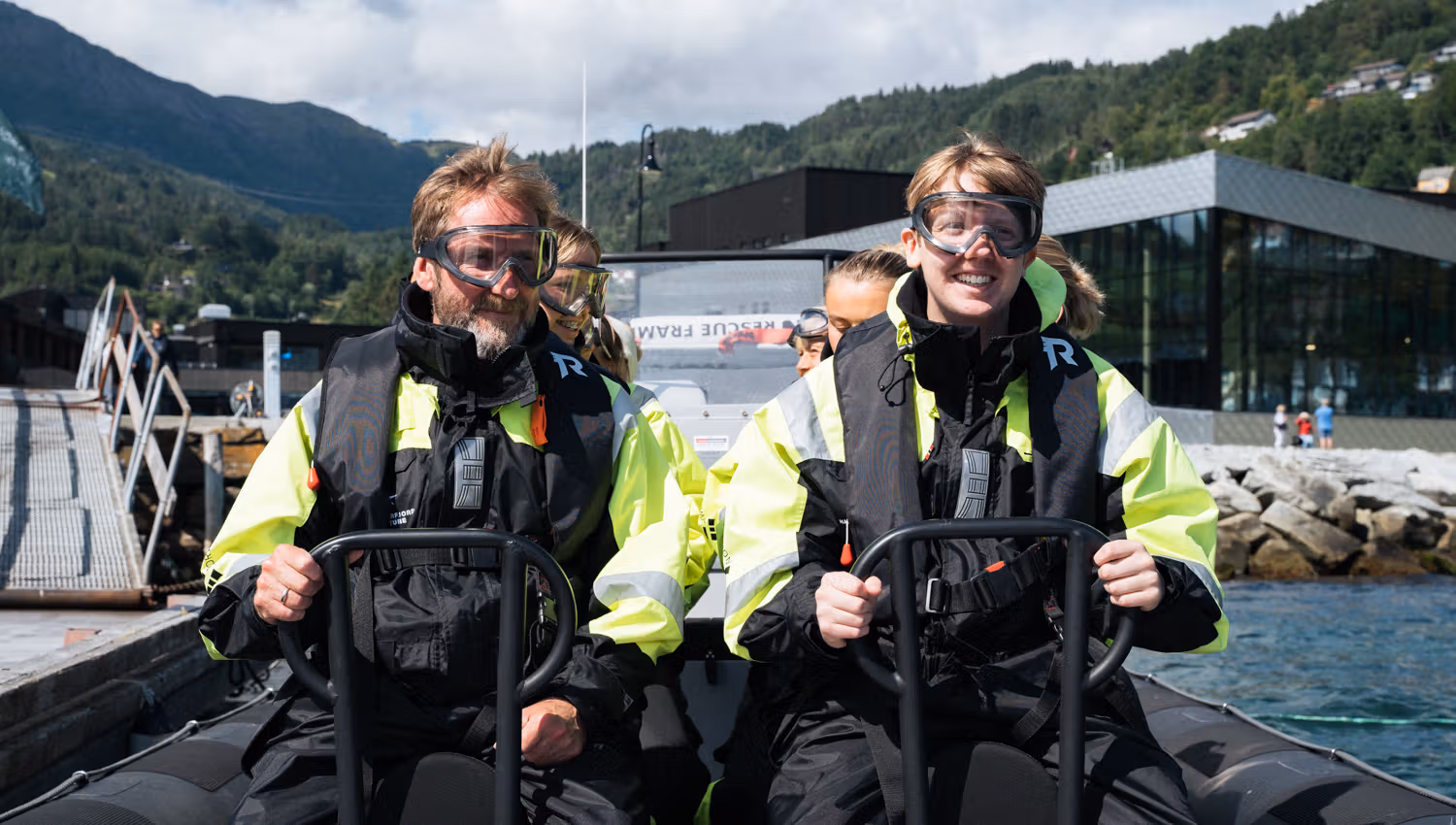 Touristen im RIB-Boot auf dem Weg zum Hardanger Aquakulturzentrum für eine Besichtigung der Lachsfarm.