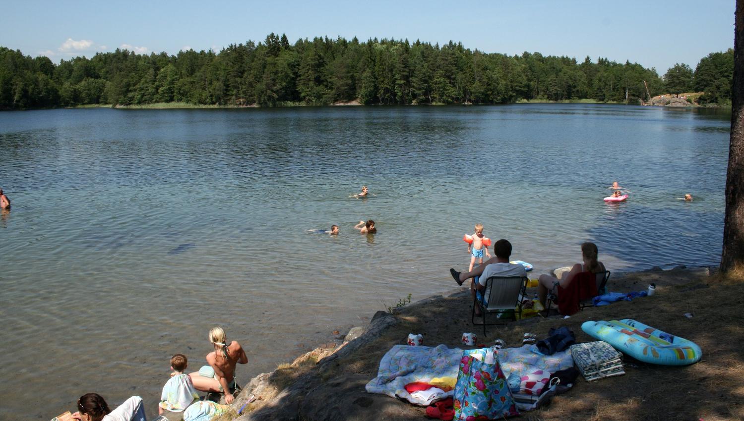 innsjø med badende mennesker