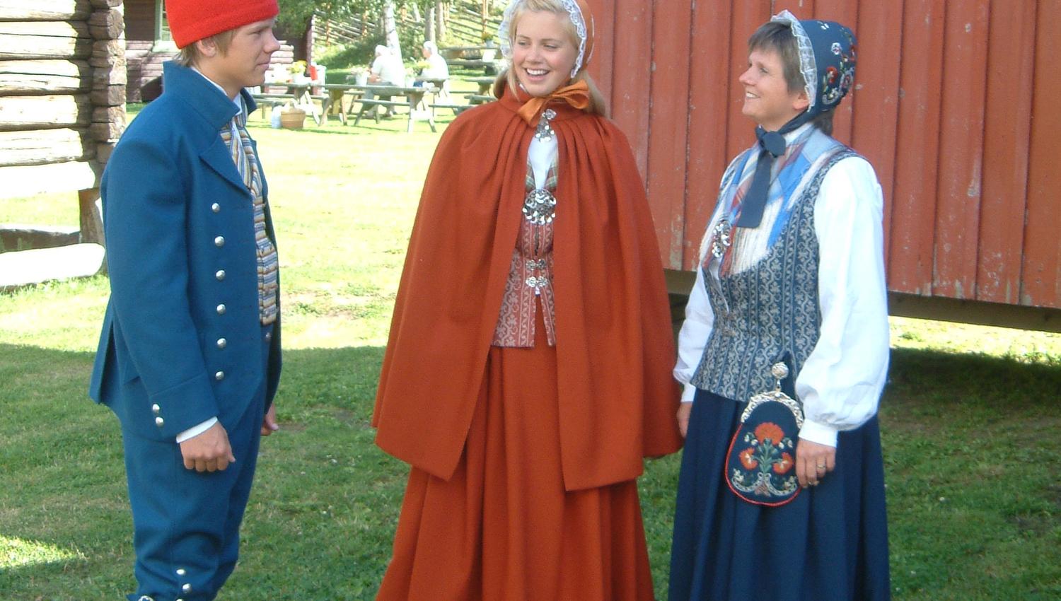 Floan/Nord-Trønderbunaden for dame og herre i Rustrød og blå