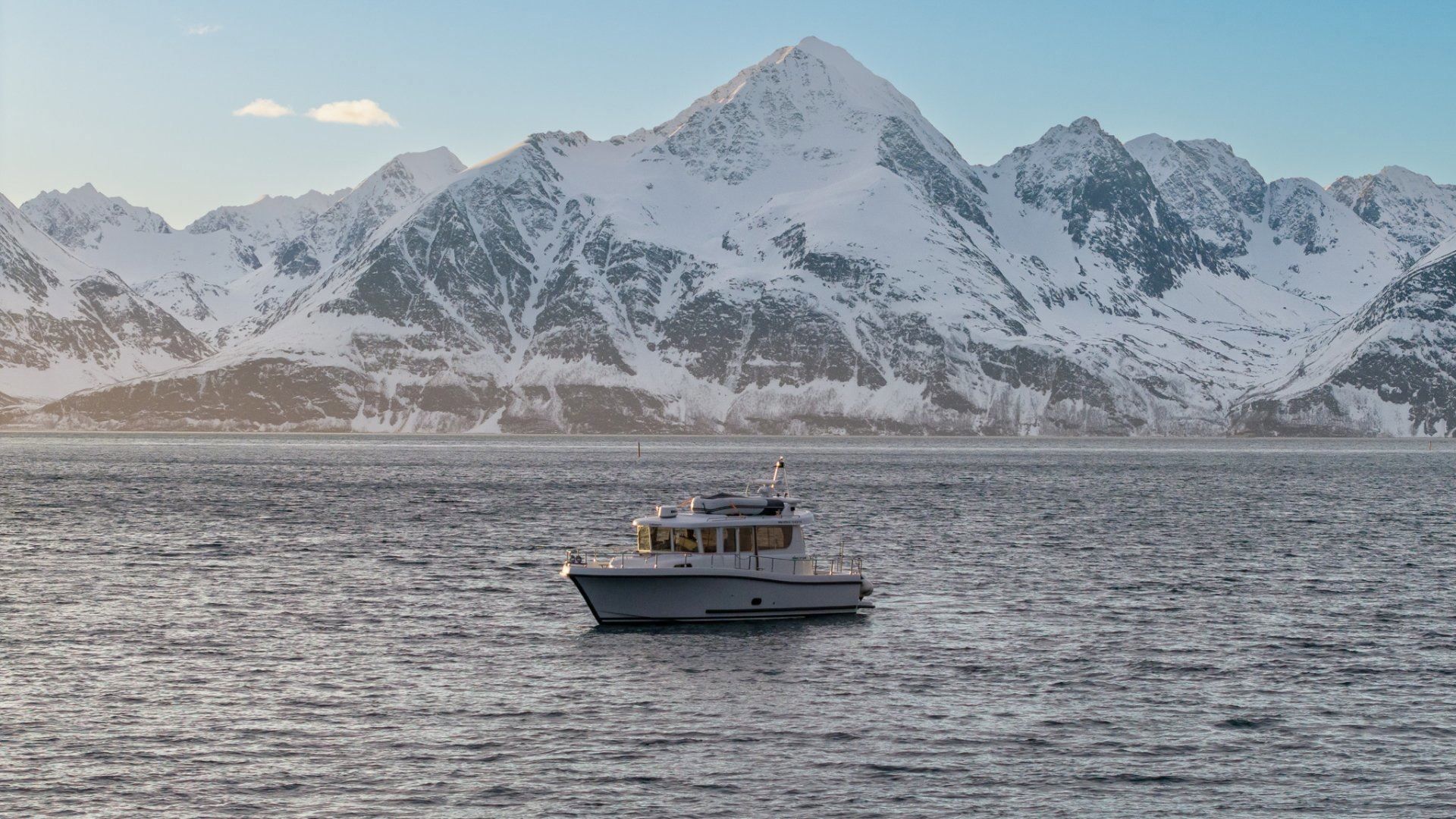 Båt på fjorden en vintersdag