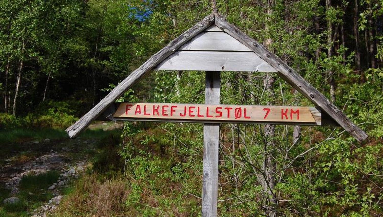 Skilt på stien til Falkefjellstøl
