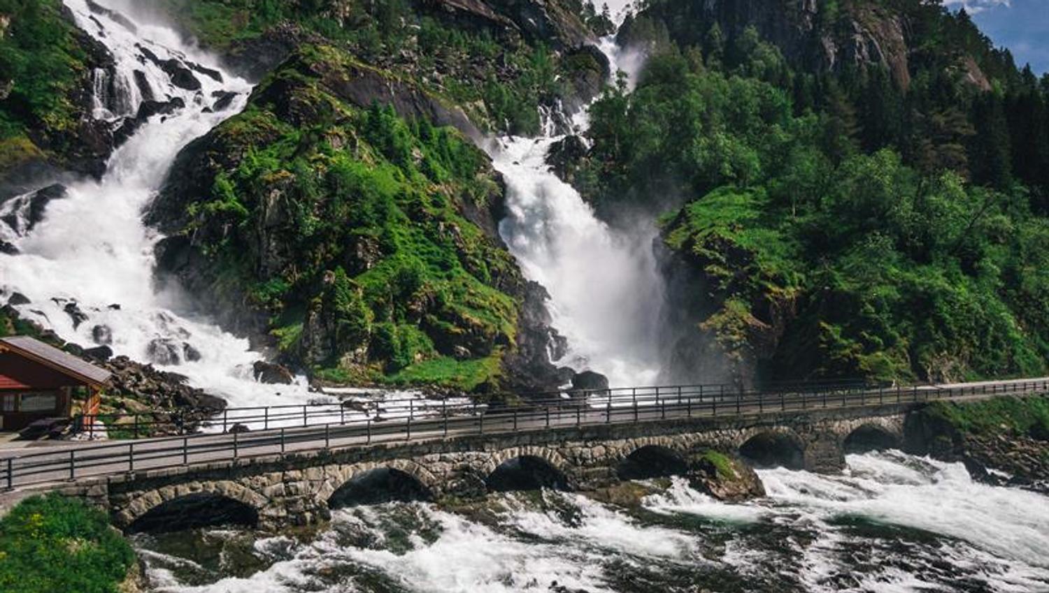 Dronebilete av Låtefoss i Hardanger