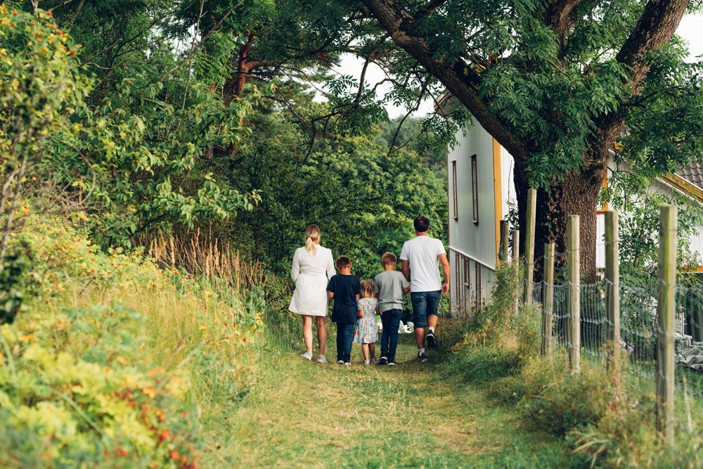 familie på tur på kyststien i Bamble