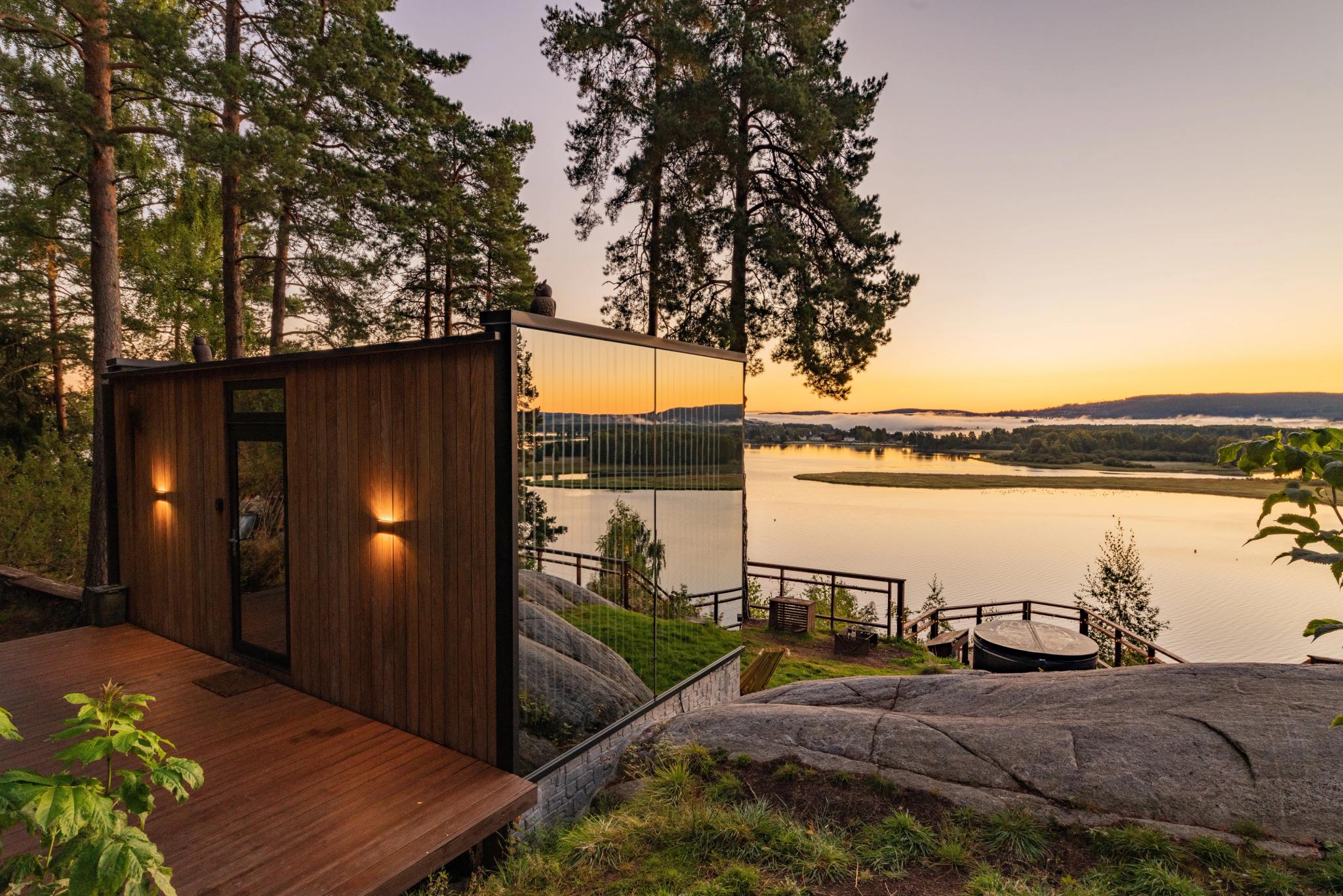 WonderInn Glass cabin by a lake
