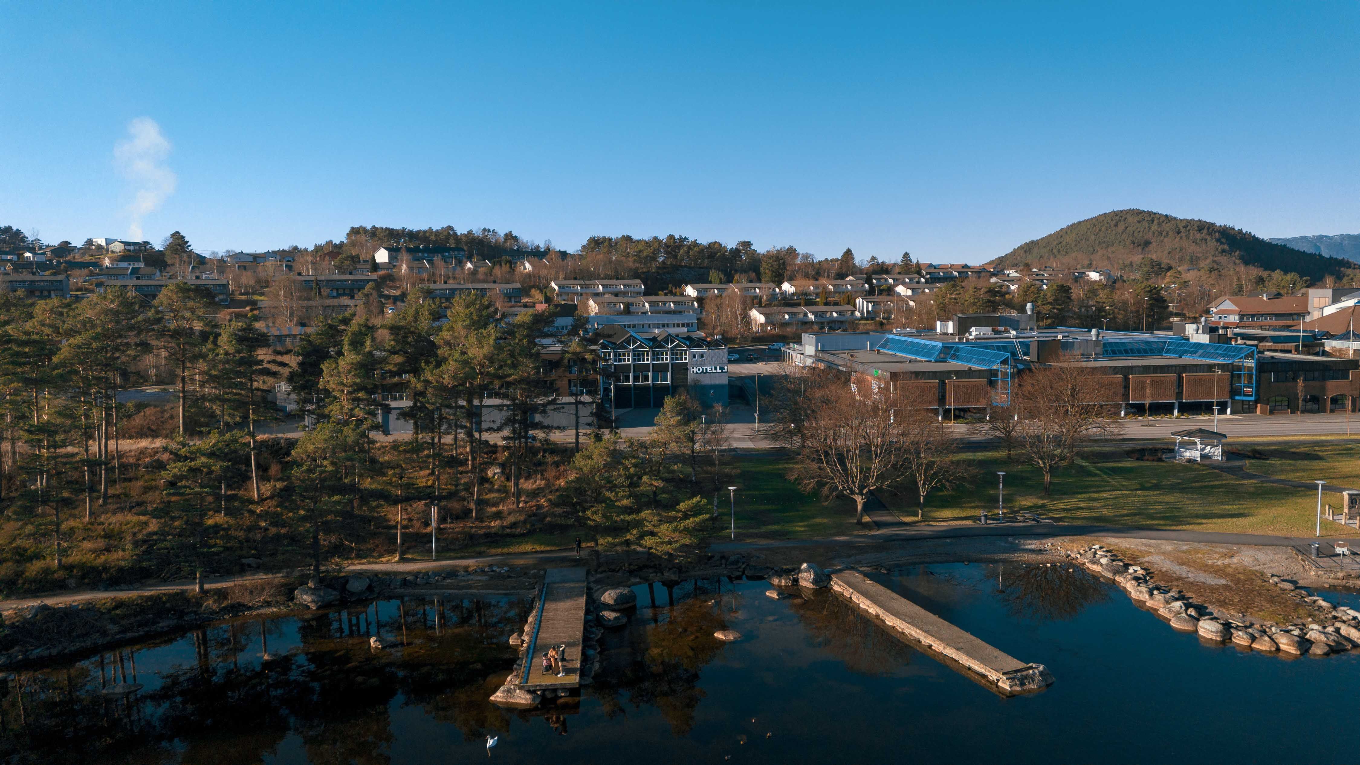 Husnes Sentrum Hotell ved sjøen, nær flotte turmoglegheiter ved Hardangerfjorden.