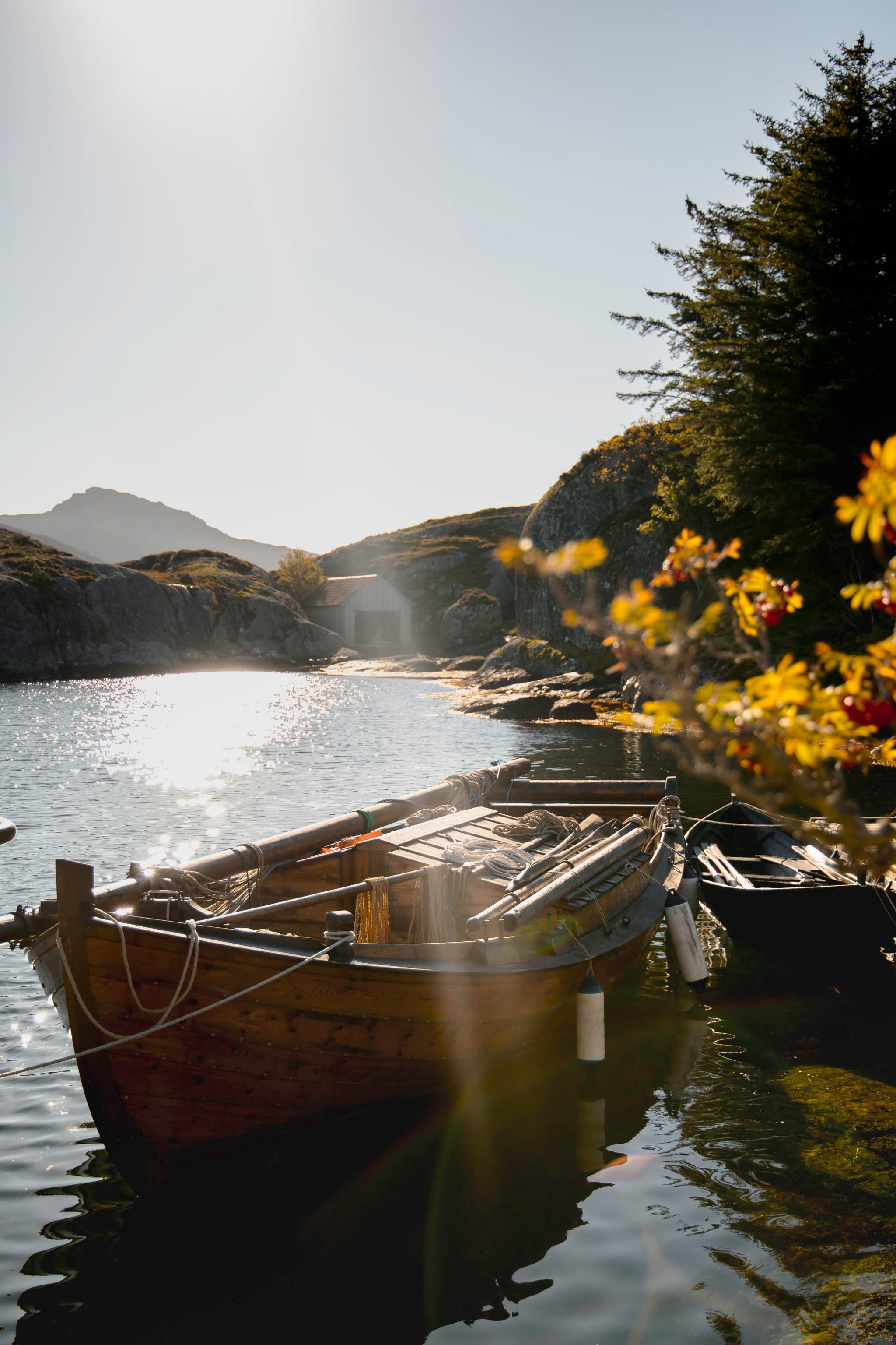 Row in harmony with nature – experience Jølstravatnet in a traditional wooden boat