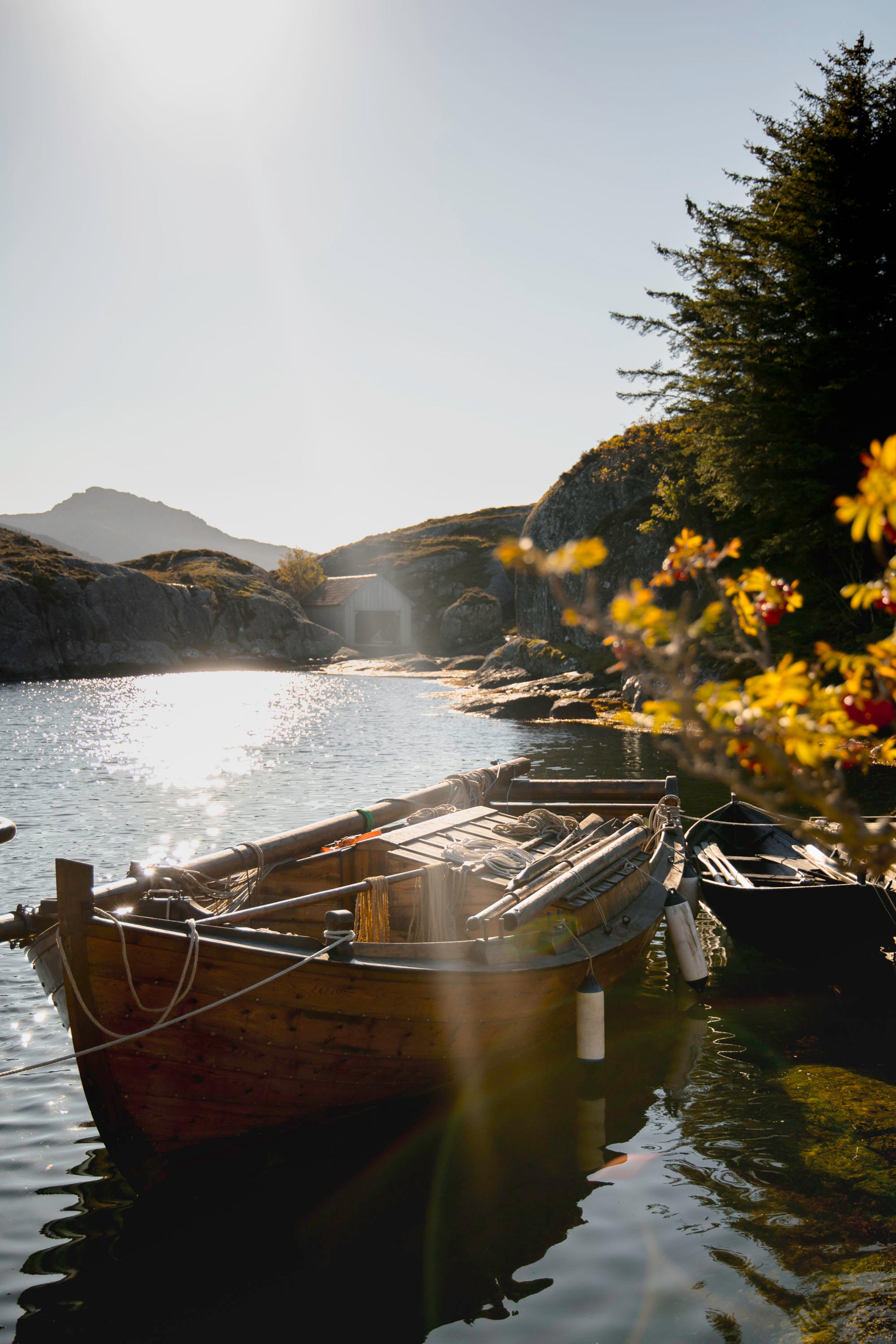 Row in harmony with nature – experience Jølstravatnet in a traditional wooden boat