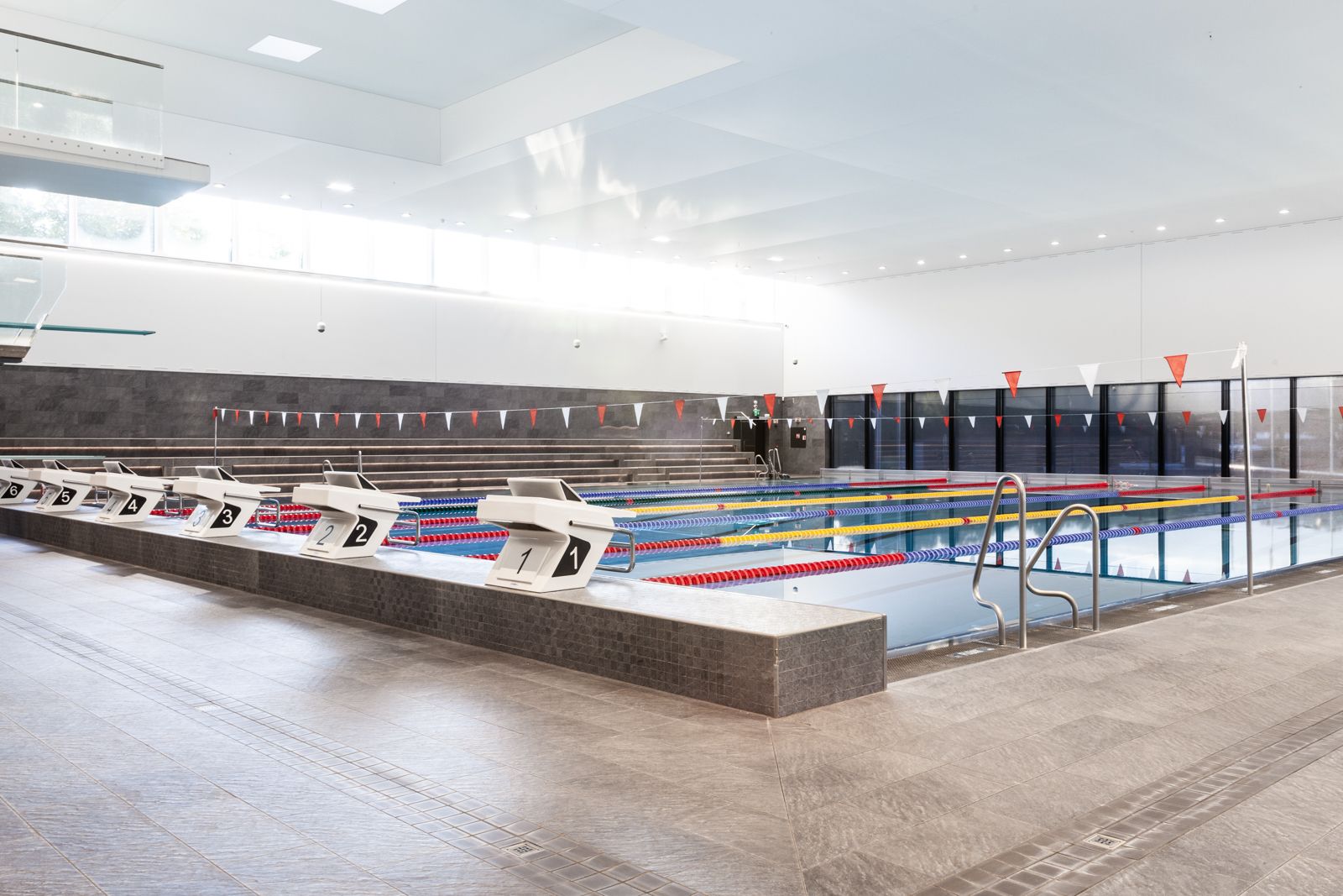 25-meters idrettsbasseng med åtte baner.