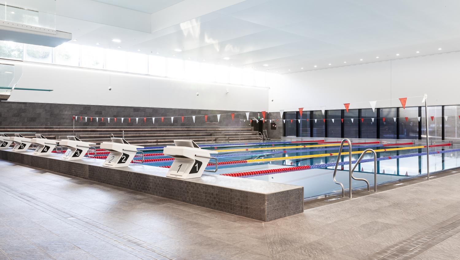 25-meters idrettsbasseng med åtte baner.