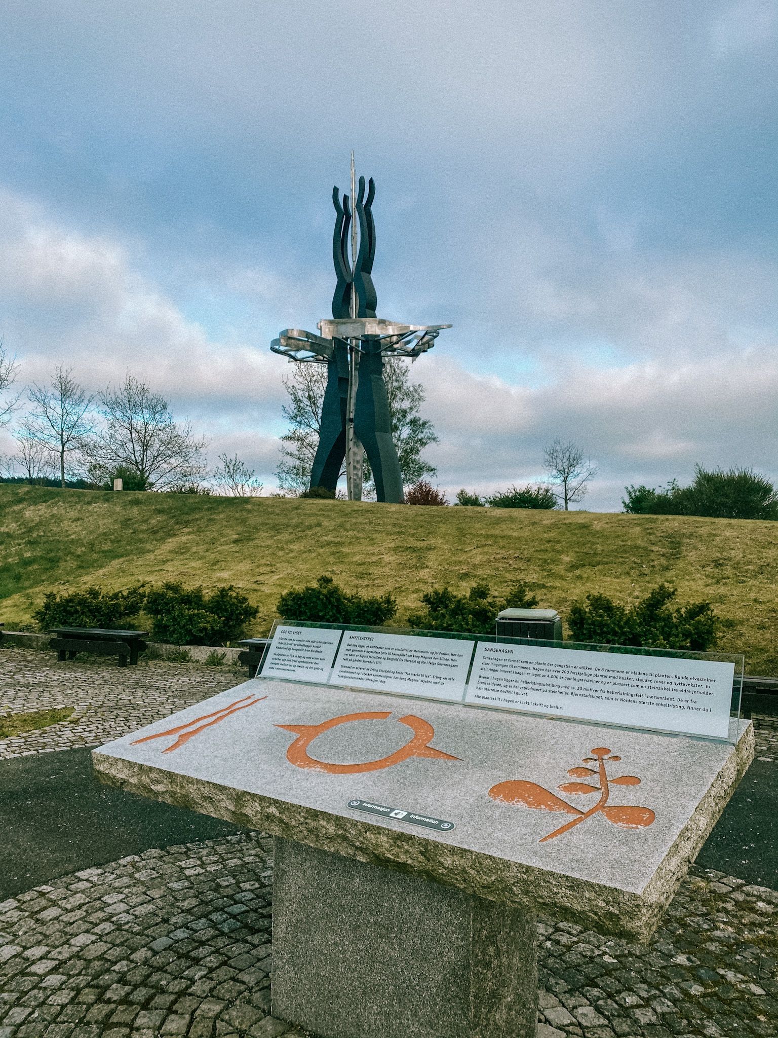The sculpture Ode to Light and information board at Storedal Cultural Center. Photo.
