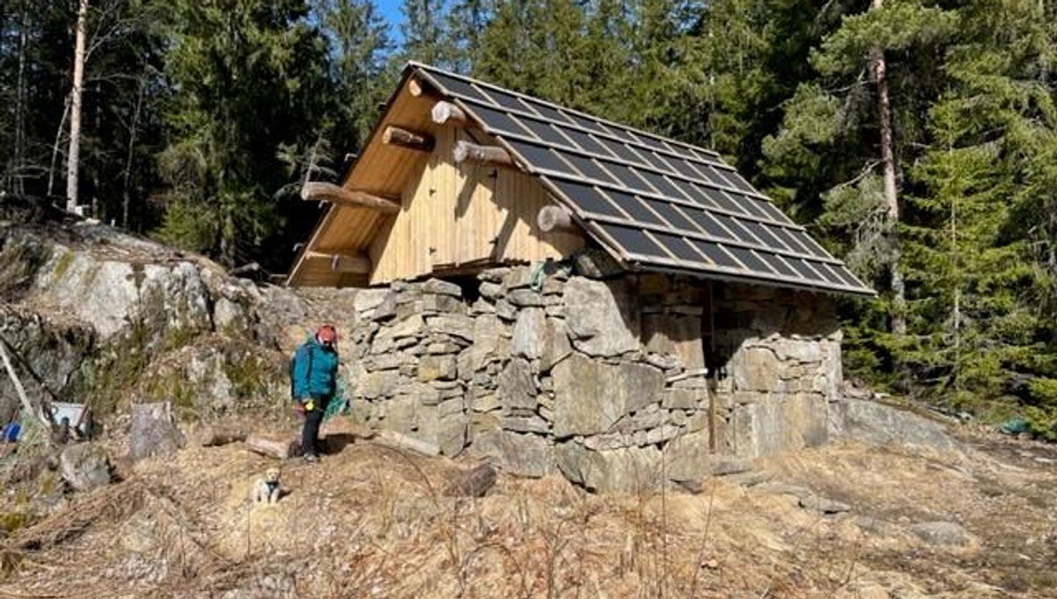 Steinhytta i Skiptvet sett nedenfra.