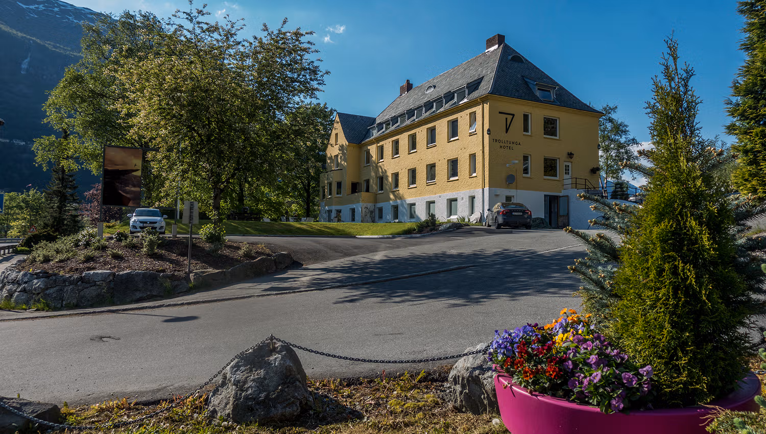 Velkomen til Trolltunga Hotel – eit sjarmerande hotell i hjartet av Hardanger.